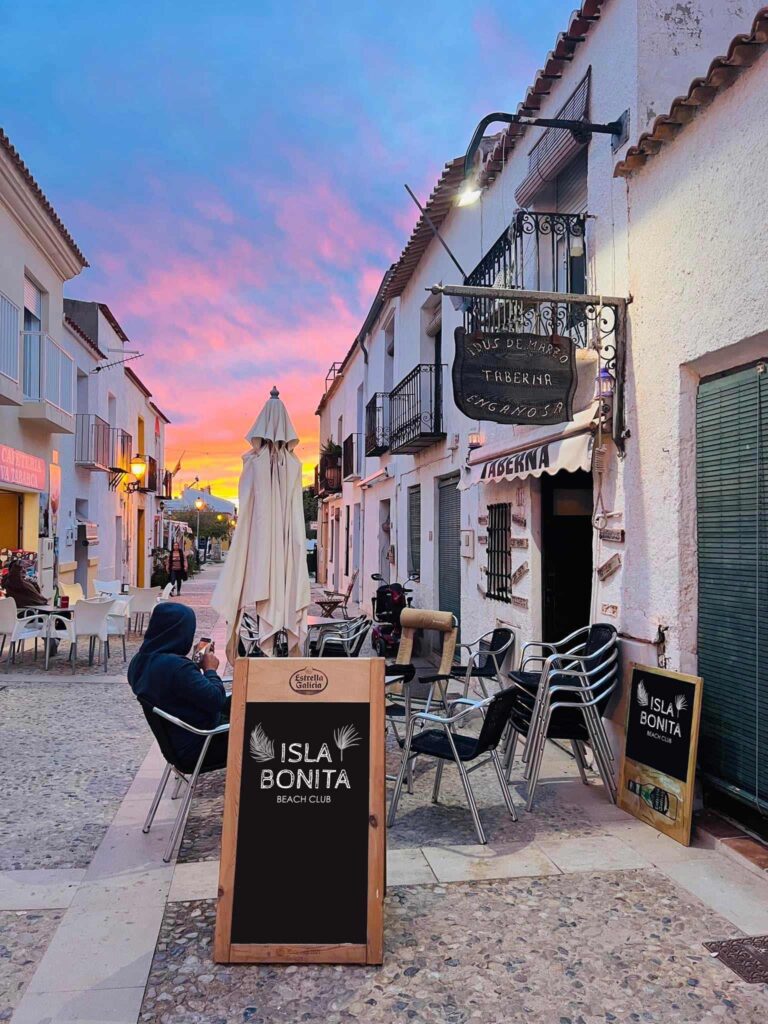 Terraza de Taberna Engañosa en Tabarca atardeciendo